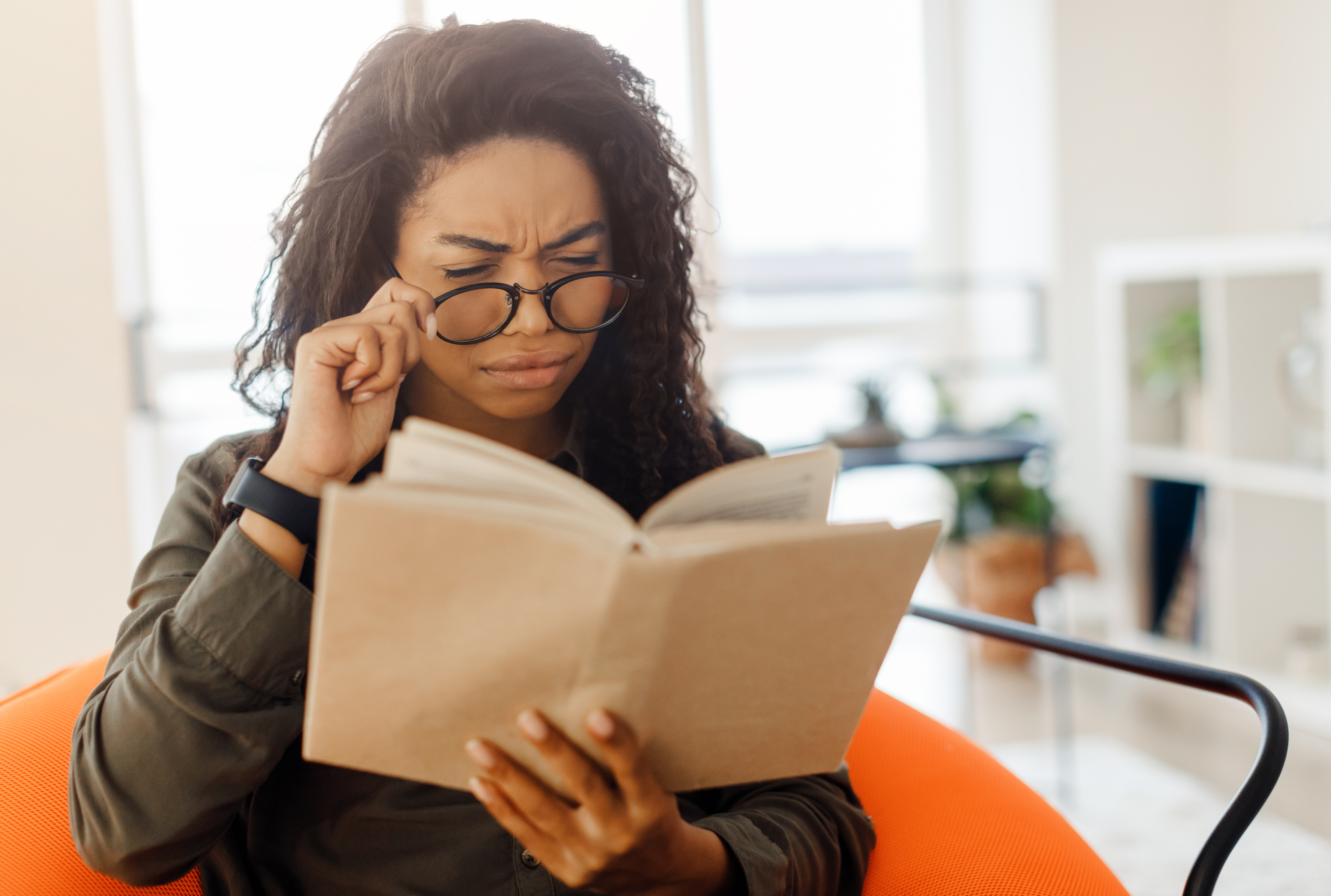Femme essayant des lunettes de vue sur ordinateur