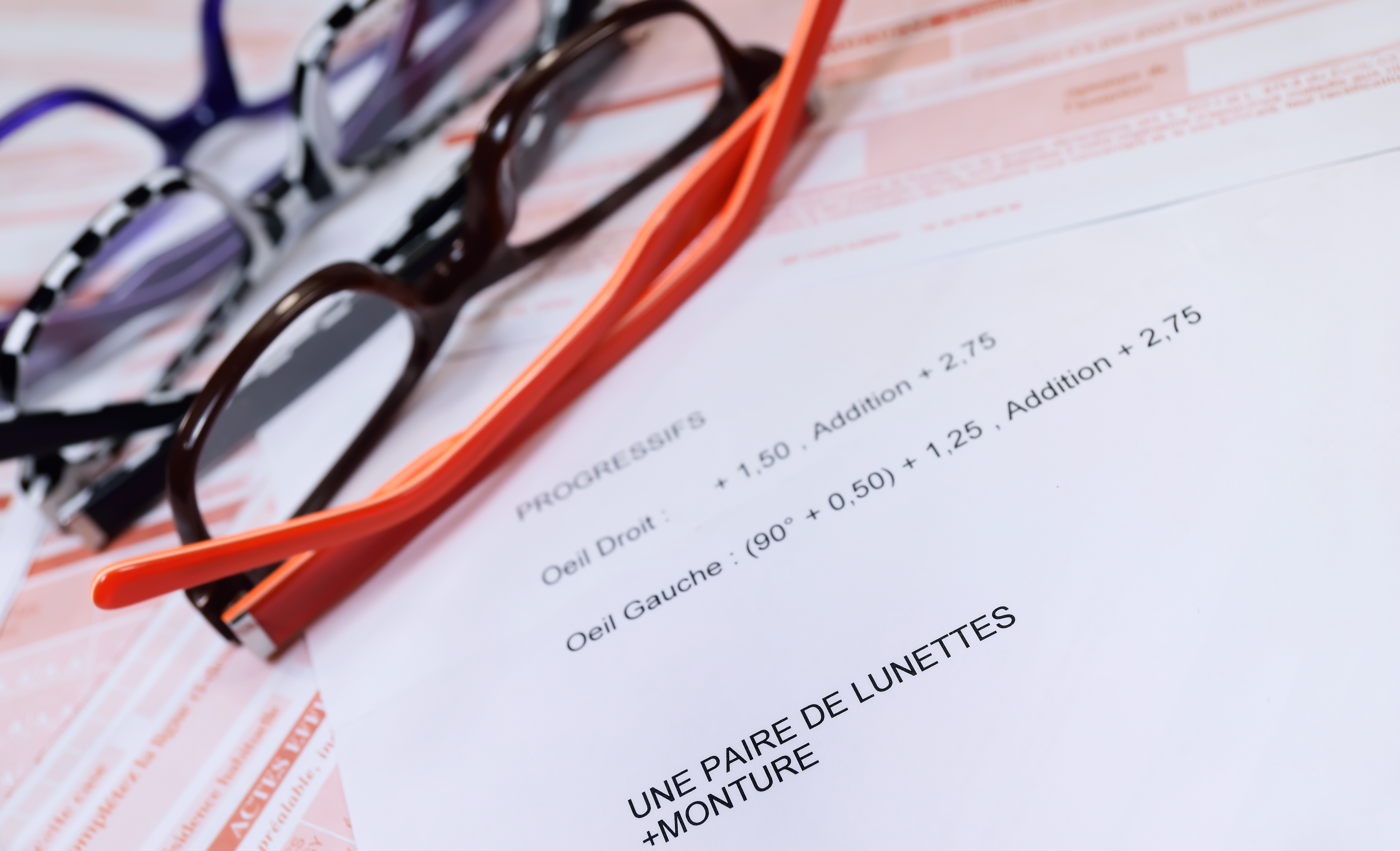 Ophtalmologiste vérifiant la vue d’un patient