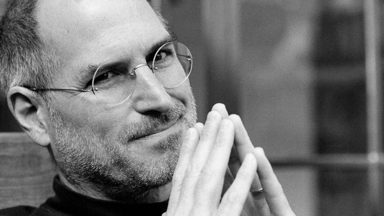 Steve Jobs portant des lunettes sans monture, symbole du minimalisme