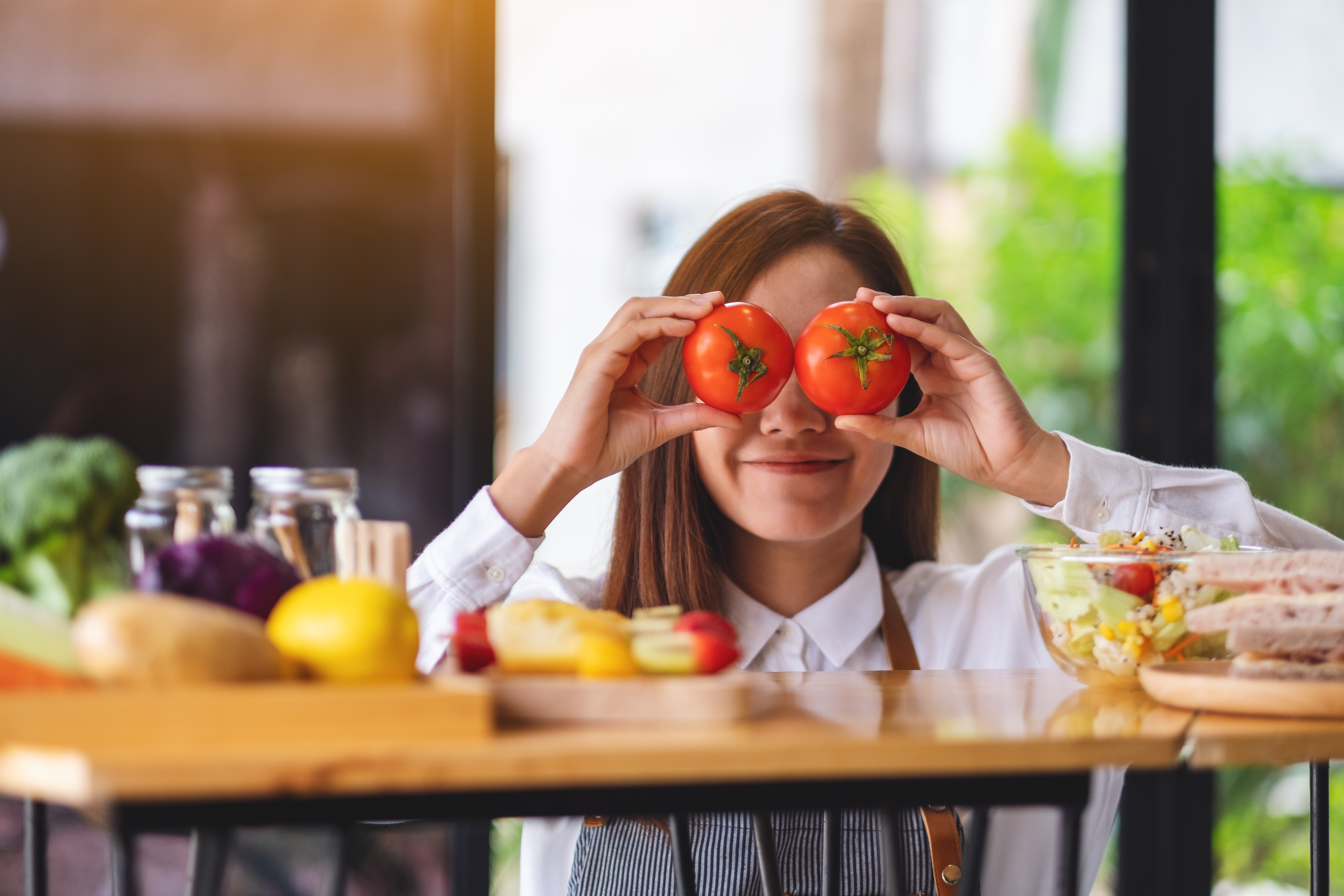 Femme tenant des aliments bons pour la vue