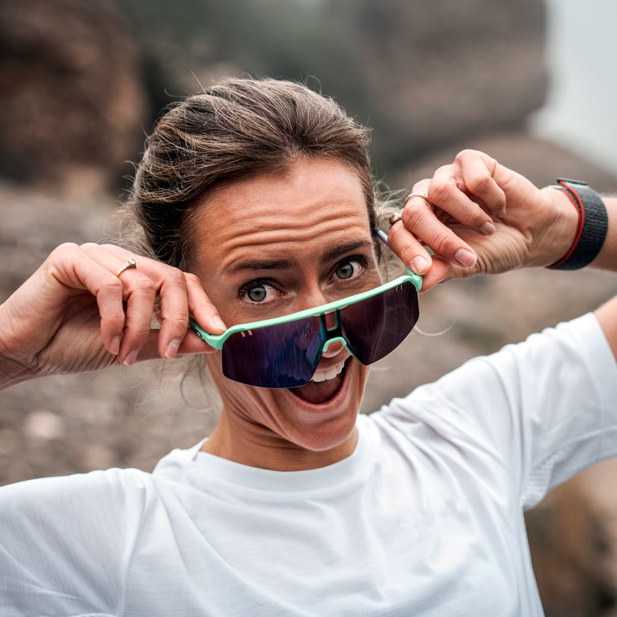 Athlète en trail portant des lunettes Julbo Reactiv sur terrain ensoleillé