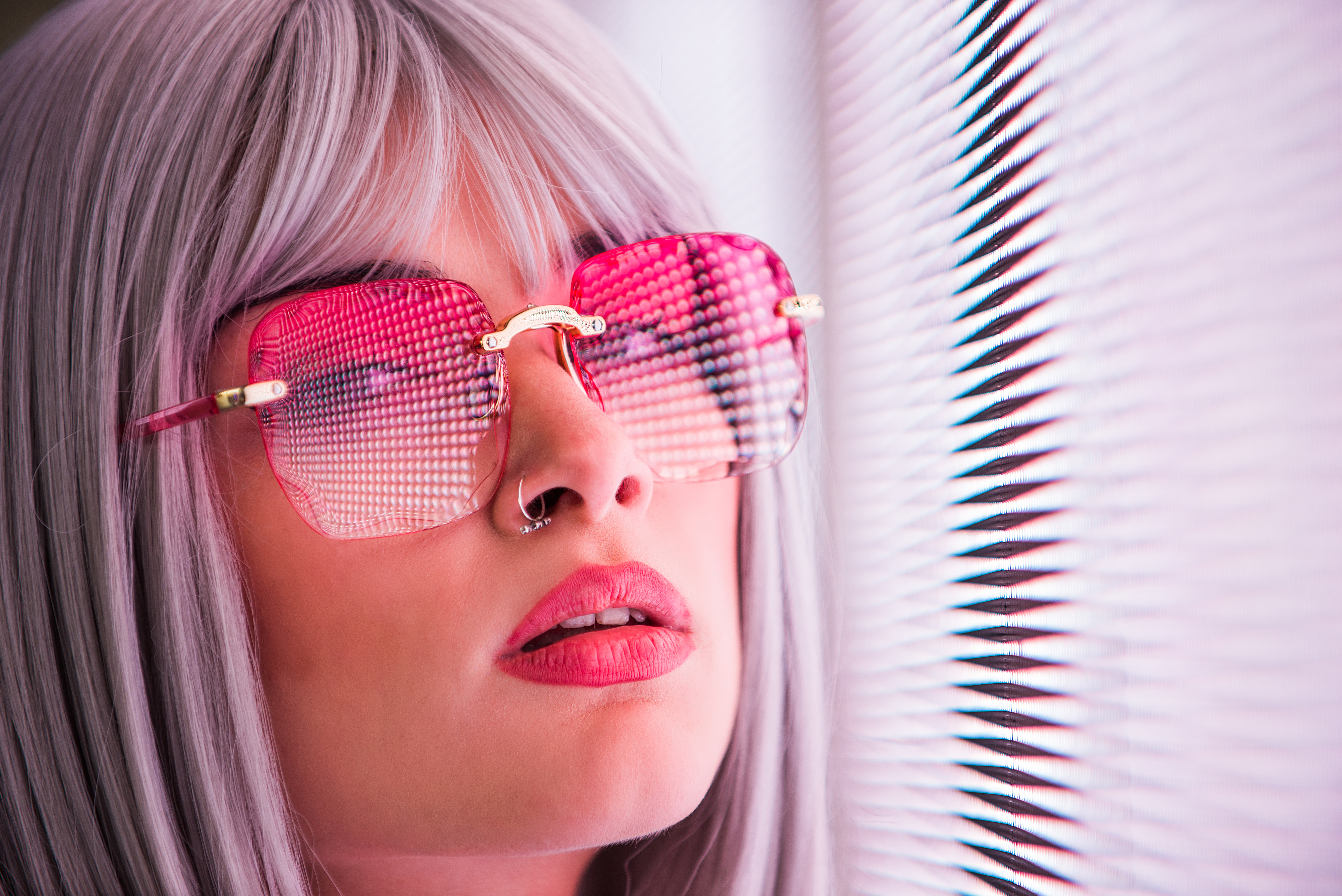 Femme portant des lunettes sans monture, style minimaliste et moderne
