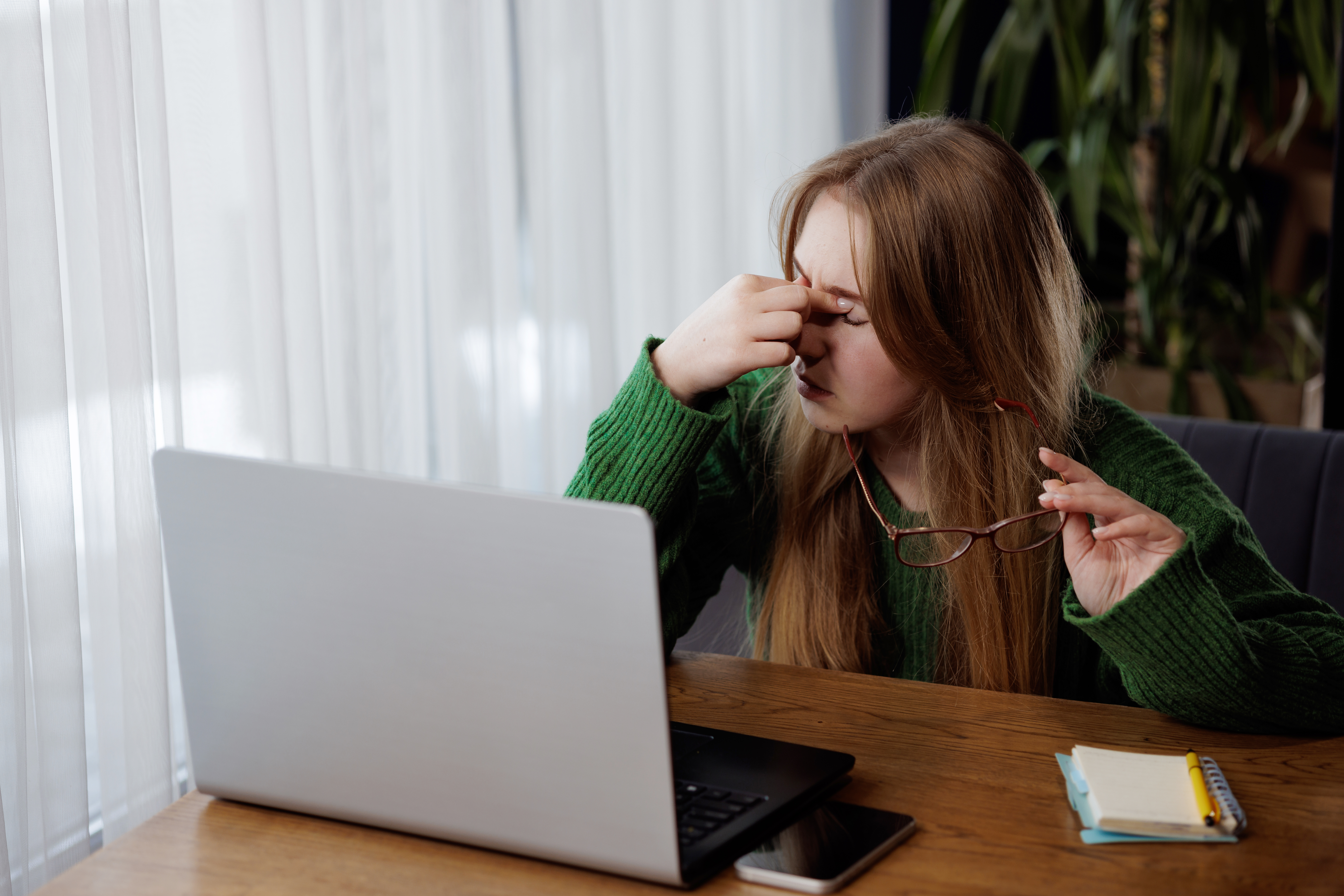Fatigue visuelle liée aux écrans : femme se frottant les yeux