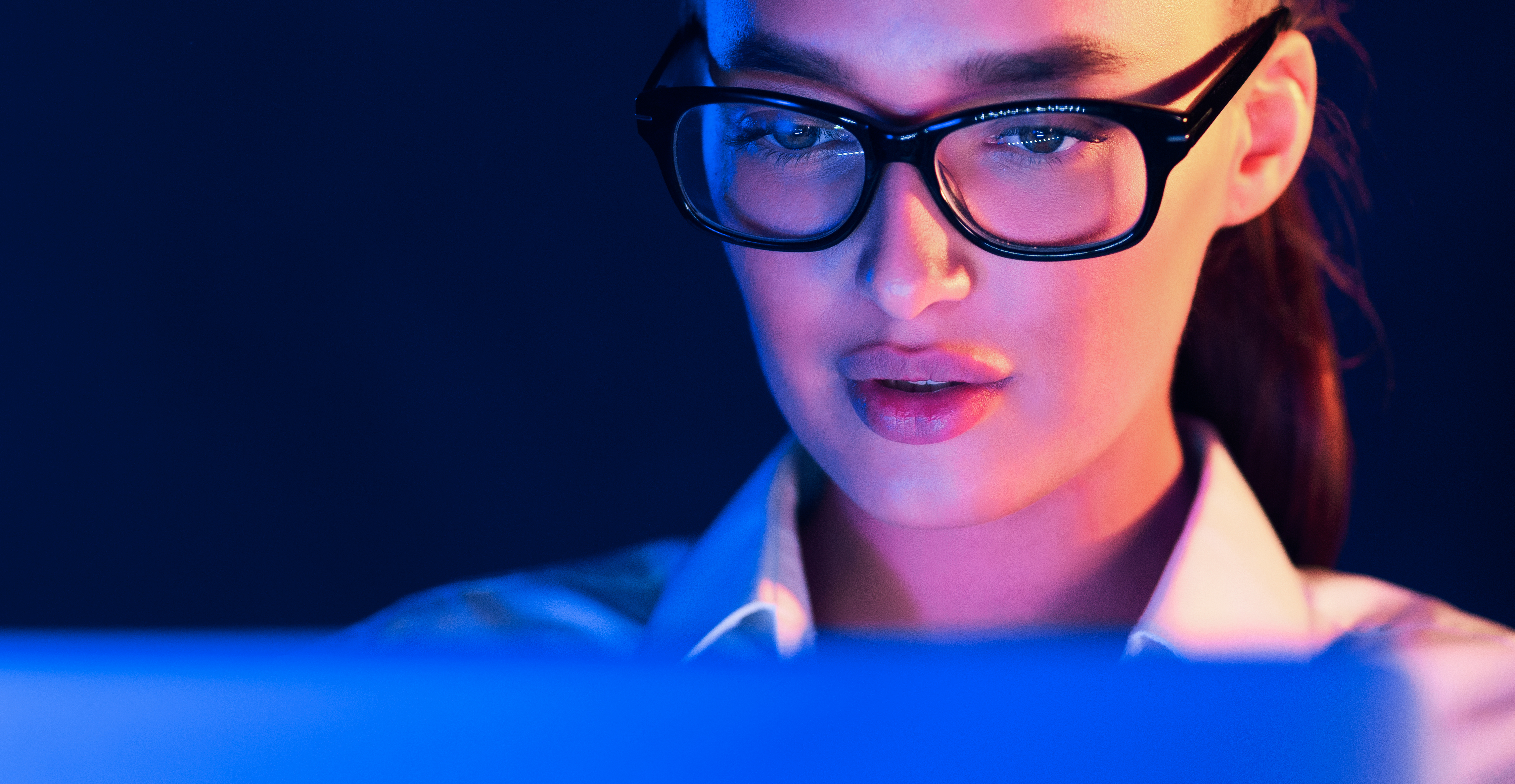 Travail nocturne sur ordinateur : impact de la lumière bleue